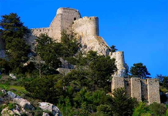один из старинных замков Кипра