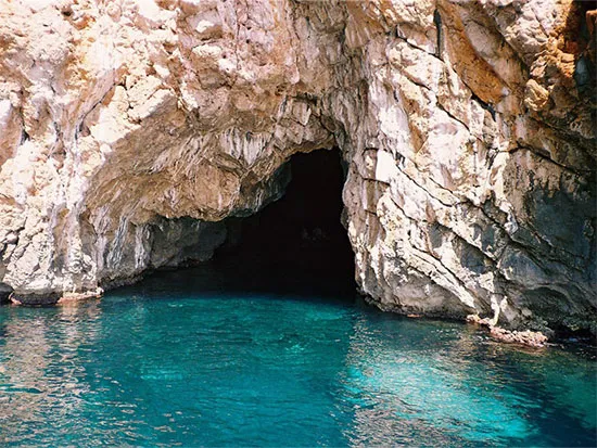 Природные достопримечательности Черногории - Голубая пещера