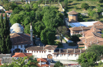 Бахчисарай: Ханский дворец. Чуфут- Кале, Успенский скальный монастырь.