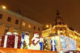 Вечерний Петербург в огнях города на автомобиле