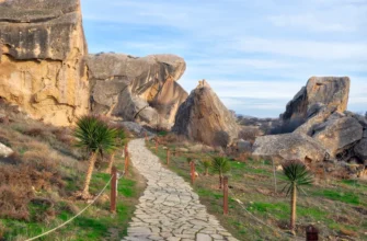 Индивидуальный тур: Гобустан-петроглифы, грязевые вулканы и мечеть Фатимы