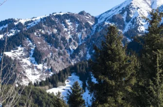 Алматы в окружении гор Тянь-Шаня: поездка в урочище Медеу.