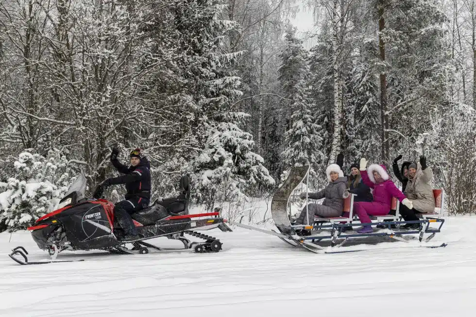 На современных санях за снегоходом - прогулка по лесу