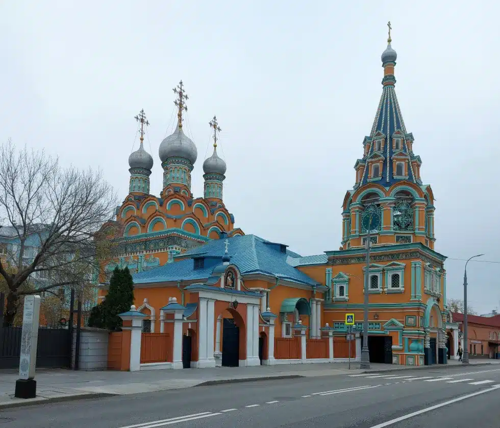 По Большой Полянке — старинная архитектура и буйные жители