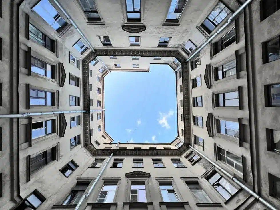 Петроградка в лабиринтах истории: секретные дворы и парадные лестницы